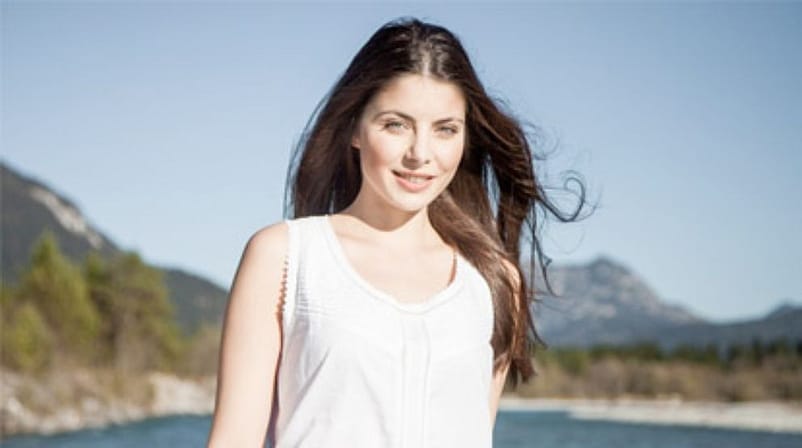 Junge Frau in der Natur