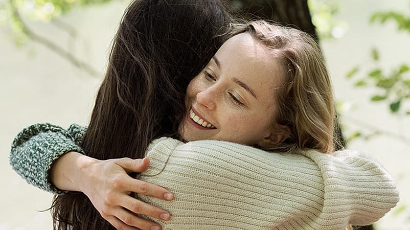 dos mujeres abrazandose