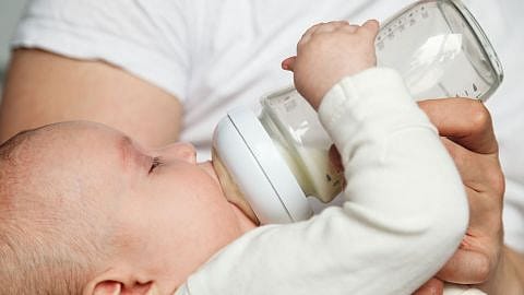 Baby trinkt aus Flasche