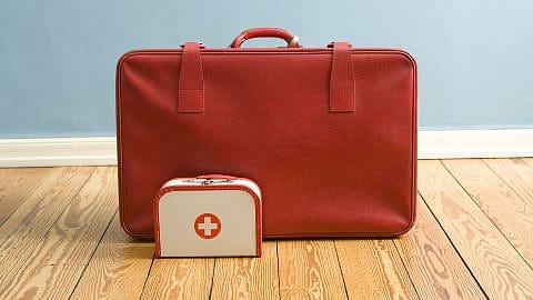 maletín de doctor de color marrón apoyado sobre una mesa