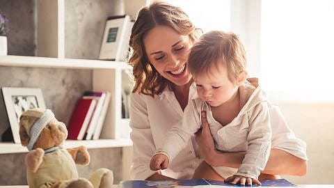 Mujer abrazando a un niño pequeño