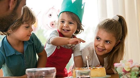 tres niños celebrando