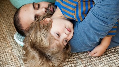 padre e hijo abrazados