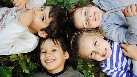 vier unterschiedliche Kinder