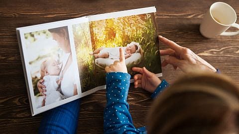 niño y madre mirando un álbum