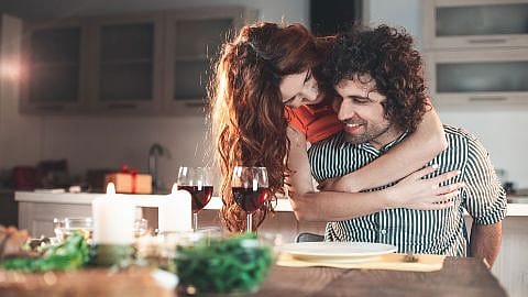 pareja abrazada durante una cena
