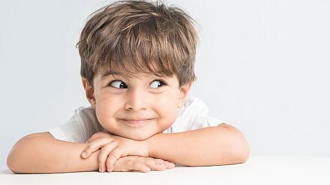 imagen de un niño posando