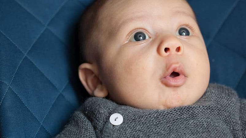 Viso di neonato con espressione sorpresa