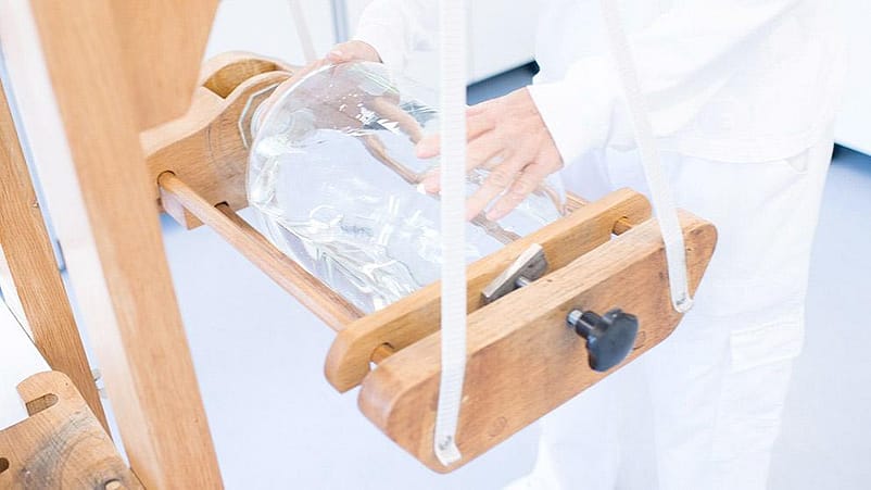 Fluessigkeit in einem Gefaess in einer Potnzierschaukel