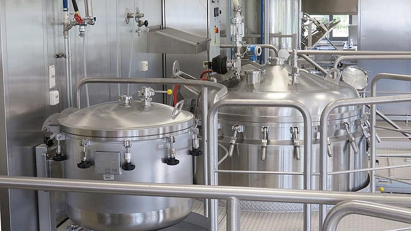 Zwei grosse Metallkessel