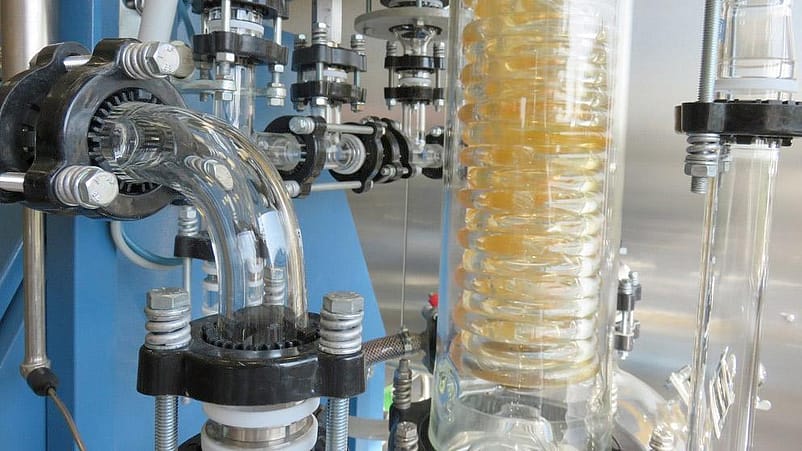 Fluessigkeit fliesst durch eine Glasspirale