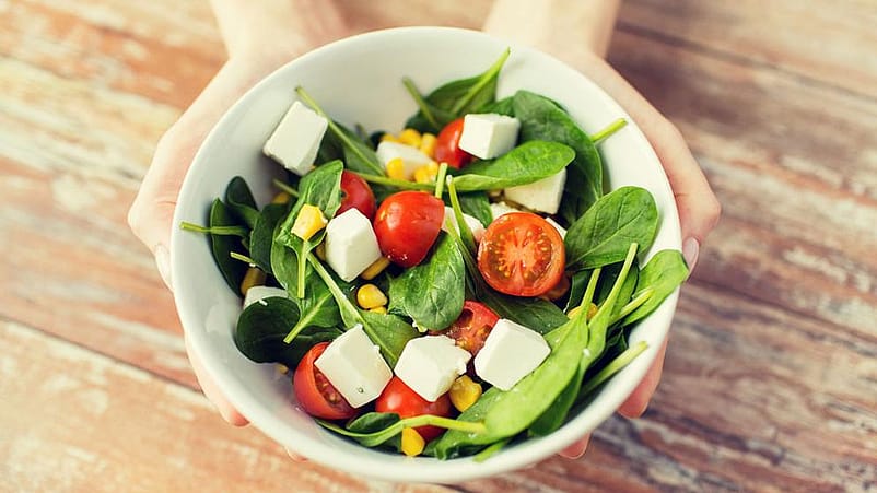 Salatschale und Salatdressing