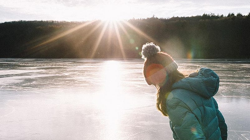 Kind im Winter am See