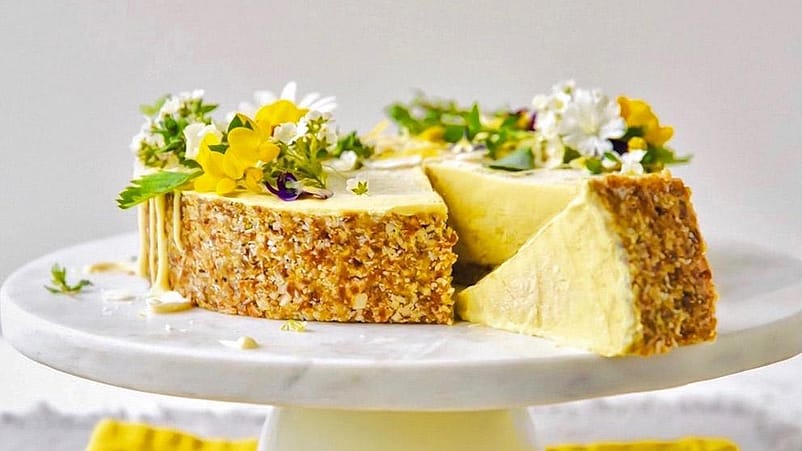 Gâteau aux fleurs et aux citrons sur un plateau