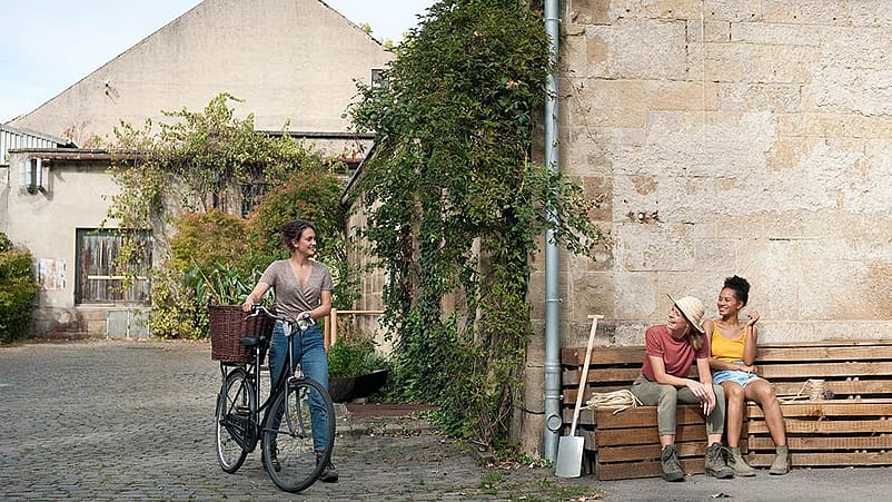 mujeres jovenes que viven en un pueblo
