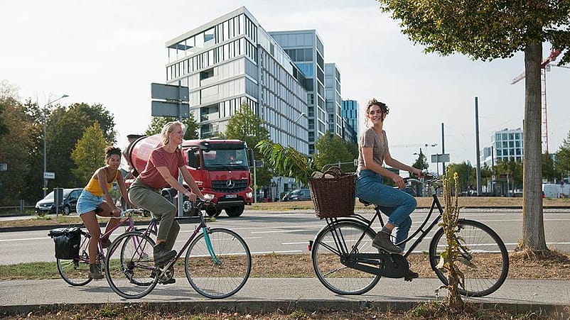 Gruppo di donne in bicicletta in città