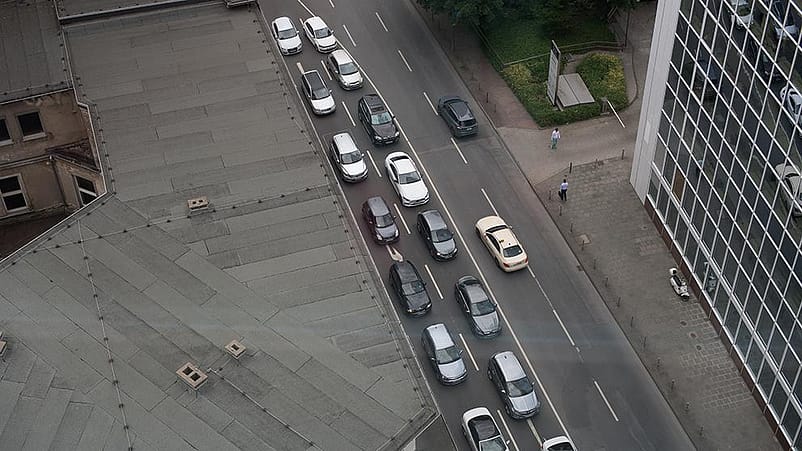 Macchine nel traffico viste dall'alto
