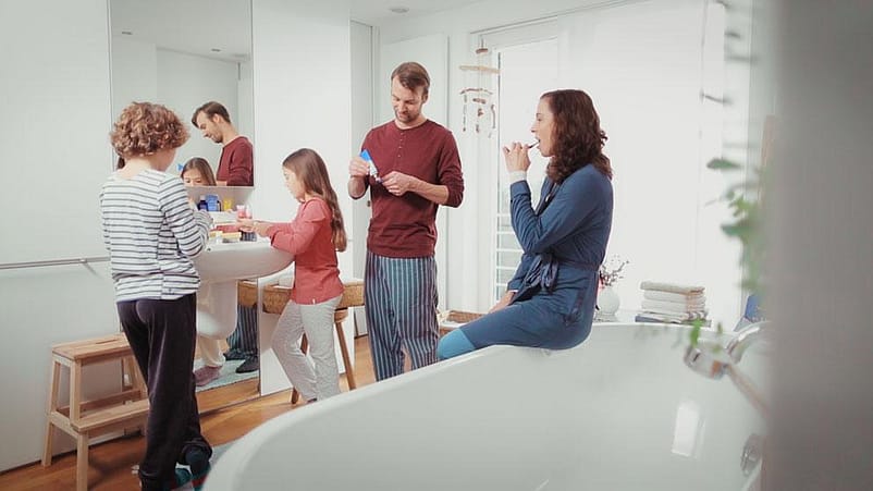 Familie beim Zähneputzen