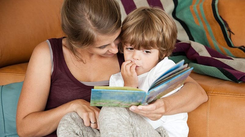 mère qui éduque son enfant