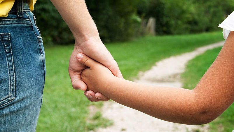 manos entrelazadas durante un paseo