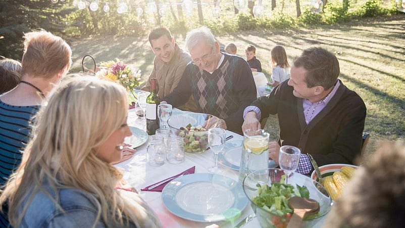 familia sentada alrededor de una mesa