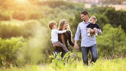 Familie geht in der Natur spazieren