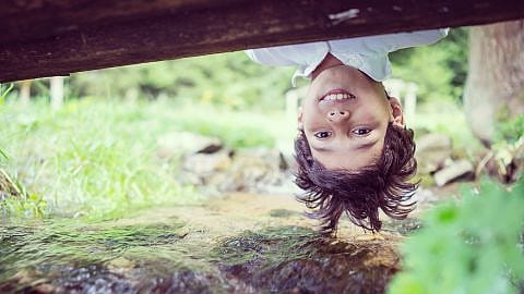 niño jugando en el campo