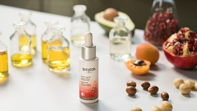 Set di oli naturali, melograno, albicocca e avocado e in primo piano l'olio weleda al melograno