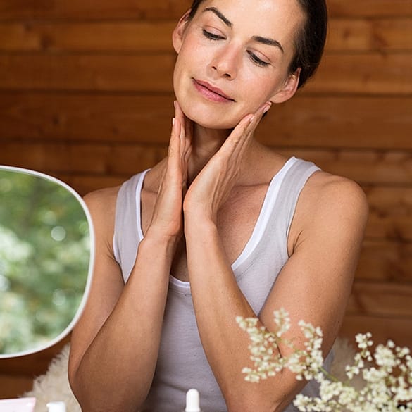 mujer haciéndose un masaje facial