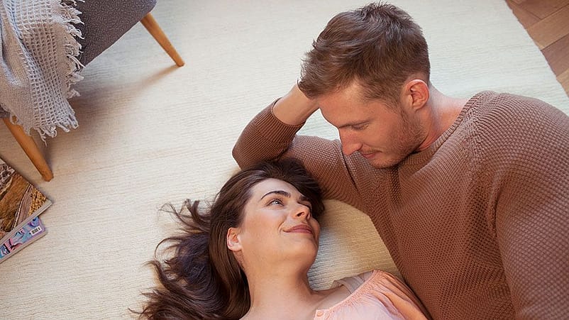 Paar liegt zusammen