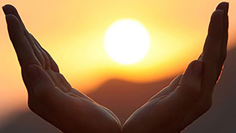 manos agarradas en puesta de sol