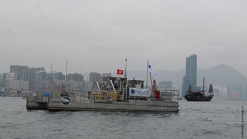 barche con città come sfondo