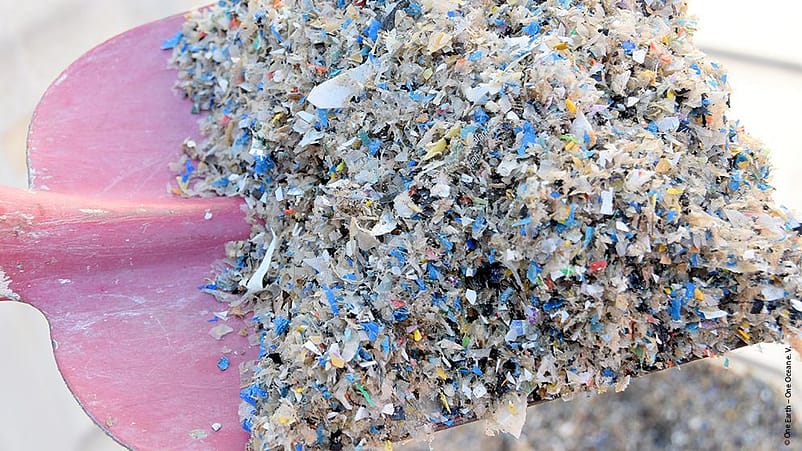 cumulo di micro plastiche su una pala