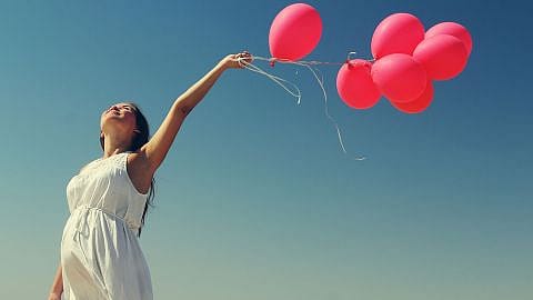 Frau mit Luftballons