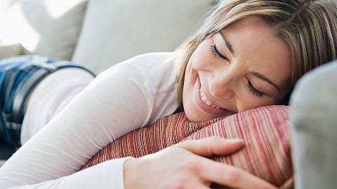 Frau lacht und freut sich