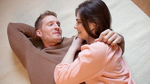 pareja tumbada sonriendo
