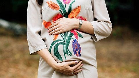 Frau hält ihren Bauch