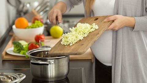 Eine Frau kocht gesundes Essen