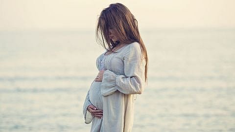 Frau hält ihren Bauch