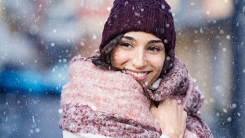 Frau mit Mütze und Schal