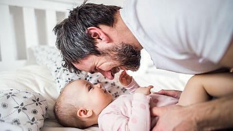 padre e hijo sonriéndose