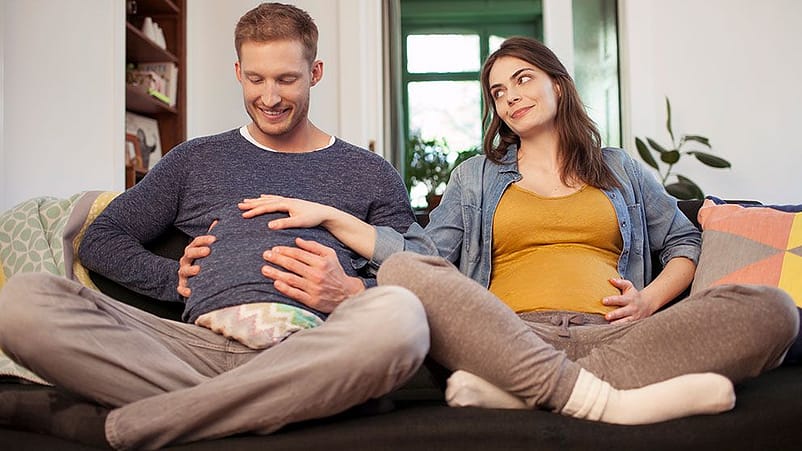 pareja sentada en el sofa