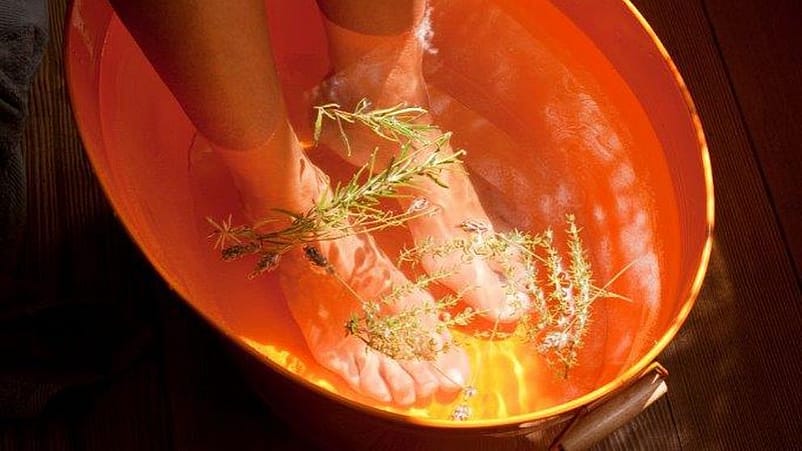 Lavaggio di piedi, tenendoli dentro una bacinella con acqua