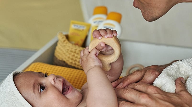 padre con bebe sonriendo