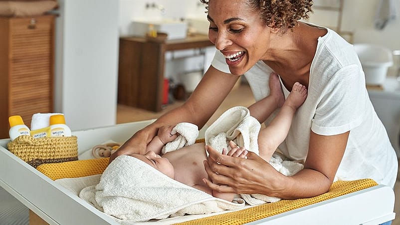 madre secando al bebé tras el baño