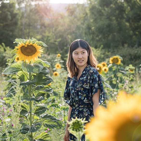 chica en mitad de un campo de girasoles