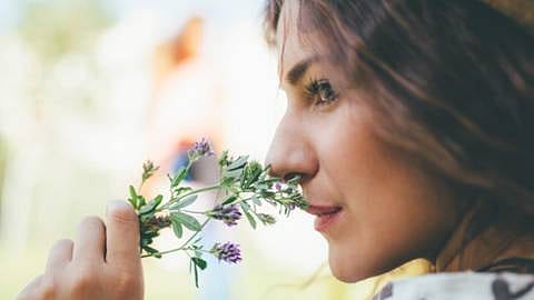 Une femme sent la lavande