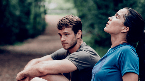 mujer y hombre sentados despues de hacer deporte