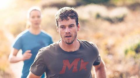 hombre realizando deporte al aire libre