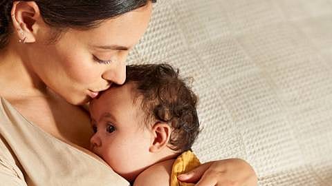 Een vrouw met een baby